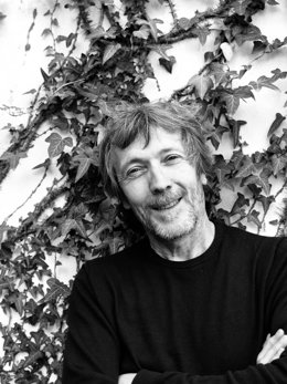 Archivo - El poeta valenciano José Iniesta