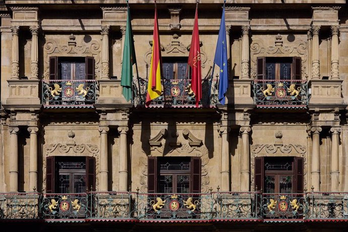 Archivo - Fachada del Ayuntamiento de Pamplona.