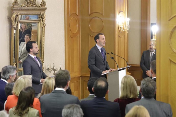 El presidente del Parlament, Gabriel Le Senne, felicita al Cuerpo Consular acreditado en Baleares por su labor en las Islas