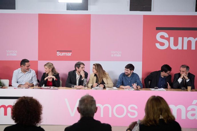 Archivo - Arxiu- La vicepresidenta i líder de Sumar, Yolanda Díaz (2e), i el ministre de Cultura, Ernest Urtasun (3e), durant la seua intervenció a l'inici de la reunió del Grup Promotor de Sumar, a l'Espai Larra de Madrid, a 7 de febrer del 2024, a Madri