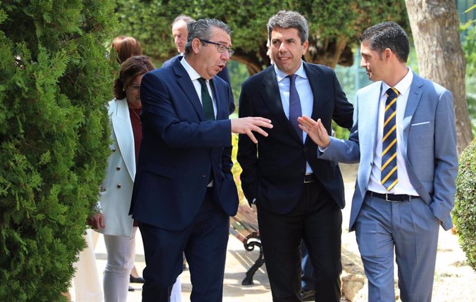 El 'president' de la Generalitat, Carlos Mazón, el presidente de la Diputación de Alicante, Toni Pérez, y el presidente de Hosbec, Fede Fuster.