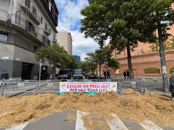Protesta davant la Subdelegació del Govern central a Girona