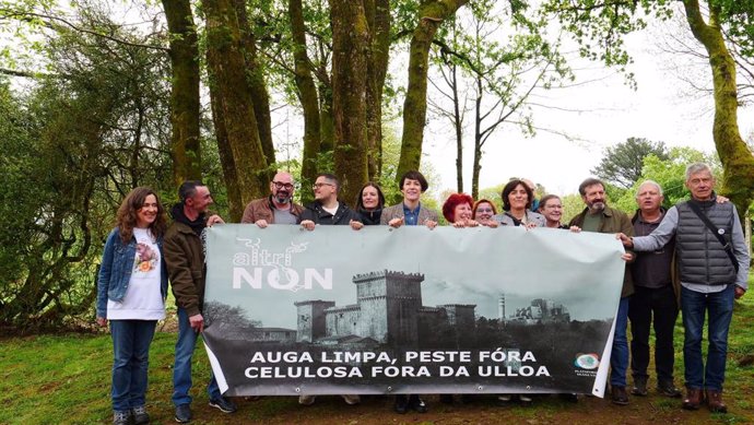 Pontón porta una pancarta en contra del plan de Altri para Palas. 