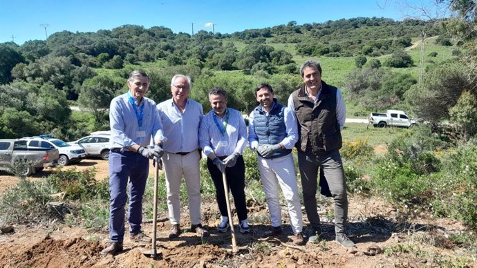 El subdelegado de la Junta de Andalucía en el Campo de Gibraltar, Javier Rodríguez, junto a otras autoridades públicas en un acto para repoblar el monte La Alcaidesa