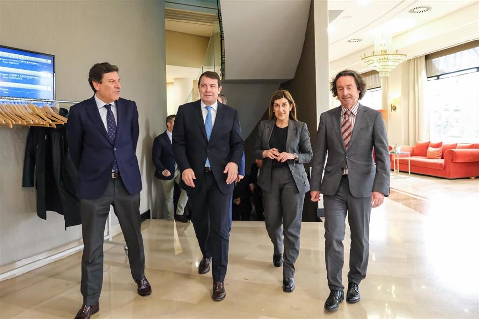 La presidenta de Cantabria, María José Sáenz de Buruaga, y el presidente de la Junta de Castilla y León, Alfonso Fernández Mañueco, asisten a la entrega de los I Premios Foro3Mares