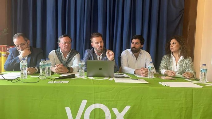 Trashorras arropado por dirigentes de Vox tras las acusaciones de facturación irregular de la edil escindida
