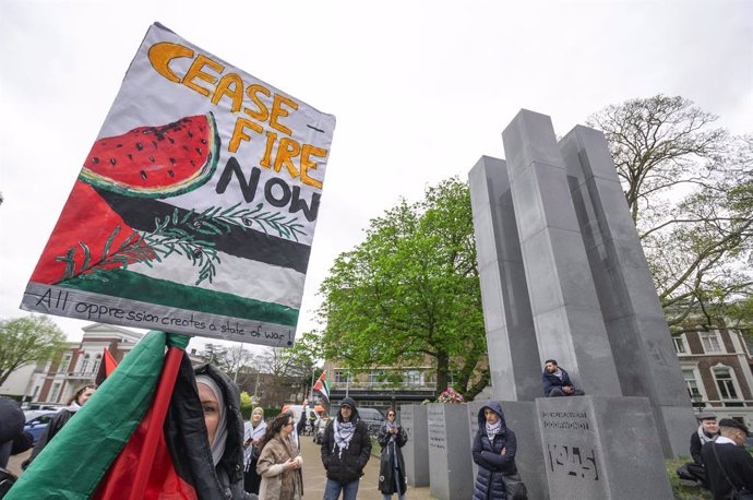 April 9, 2024, The Hague, South Holland, Netherlands: Female Palestinian supporter with colorful placard express opinion during the second-day of the International Court of Justice (ICJ) hearing. A group of Palestinian and Nicaraguan supporters, gathered 
