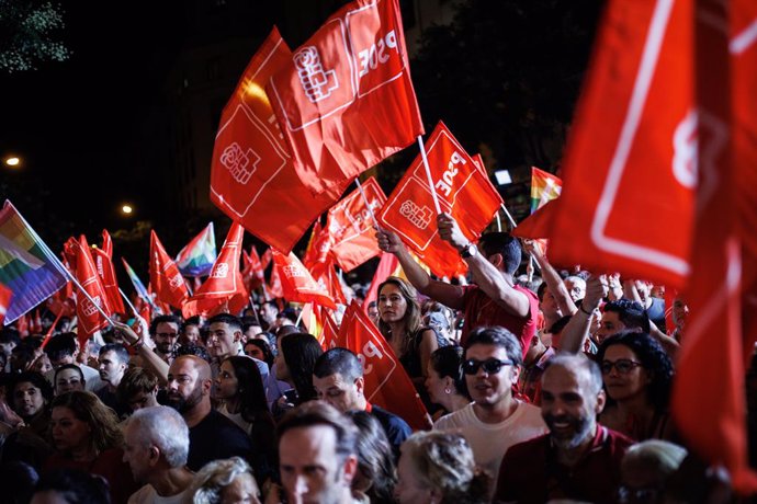Archivo - Simpatizantes del PSOE celebran los resultados obtenidos en la jornada electoral de los comicios generales en la sede del Partido Socialista en la calle Ferraz, a 23 de julio de 2023, en Madrid (España). 