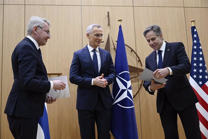 Archivo - 04 April 2023, Belgium, Brussels: Nato Secretary General Jens Stoltenberg (C) looks on while Finnish Foreign Minister Pekka Haavisto (L) dposits Finalnd's Nato accession papers to US Secretary of State Anthony Blinken at the NATO headquarters in