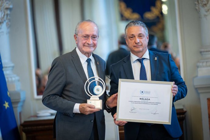 El alcalde de Málaga, Francisco de la Torre, y el presidente del ODHE, Mario Rigau