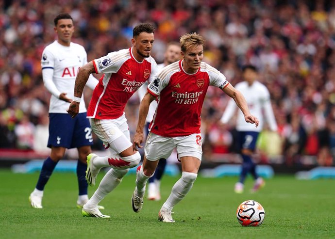 Archivo - El jugador noruego del Arsenal Martin Odegaard controla un balón ante el Tottenahm. 