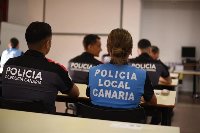 Agentes de la Policía Canaria y de la Policía Local en un curso de formación