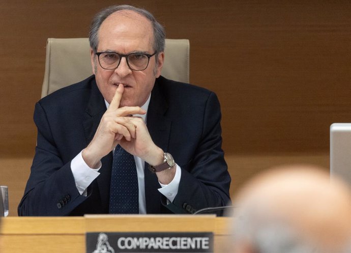 El Defensor del Pueblo, Ángel Gabilondo, comparece durante la Comisión Mixta de Relaciones, en el Congreso de los Diputados, a 26 de abril de 2024, en Madrid (España). Durante su comparecencia, Gabilondo ha mostrado el informe correspondiente a la gestión