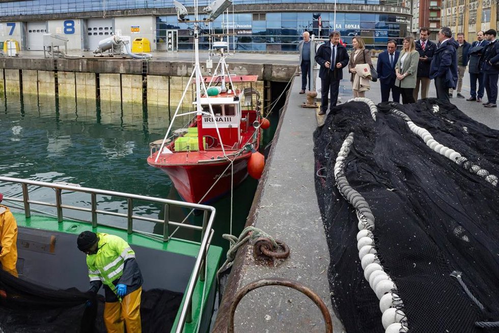 El consejero de Pesca, Pablo Palencia, visita la Lonja de Santoña, donde se reúne con la Cofradía de Pescadores Nuestra Señora del Puerto y con la secretaria general del Ministerio de Agricultura, Pesca y Alimentación, Isabel Artime.