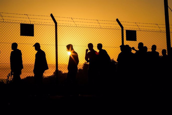 Archivo - September 28, 2023, Gaza, Palestine: Palestinian workers gather at the Erez crossing between Israel and the Gaza Strip. Israel reopened the crossing between the Gaza Strip and Israel to allow Palestinian workers to enter Israel to work after shu