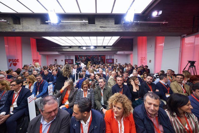 Militantes del PSOE durante la reunión del Comité Federal, en la sede del PSOE, a 28 de octubre de 2023, en Madrid (España).