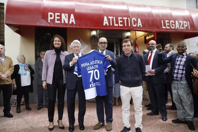 Almeida descubre una placa conmemorativa de los 70 años de la Peña Atlética Legazpi