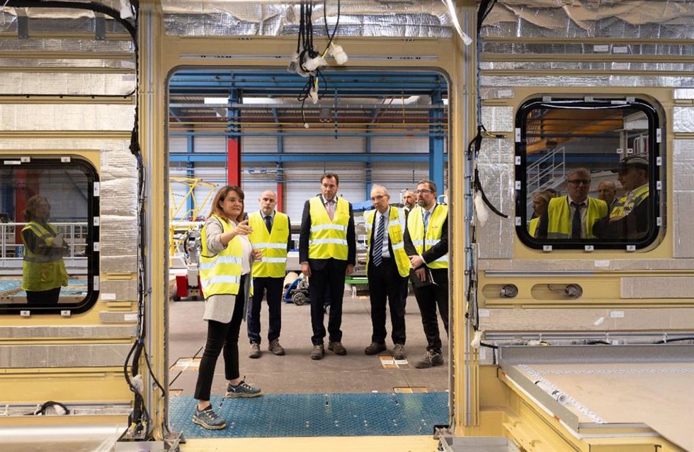 Momento de la visita del ministro de Transportes y Movilidad Sostenible, Oscar Puente, a la planta de Alstom de Santa Perptua de la Mogoda (Barcelona).