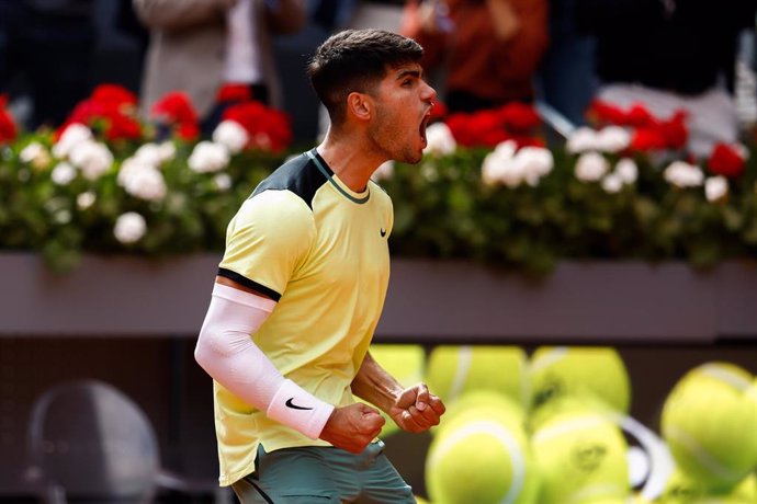 Carlos Alcaraz celebra su victoria ante Alexander Shevchenko en el Mutua Madrid Open 2024