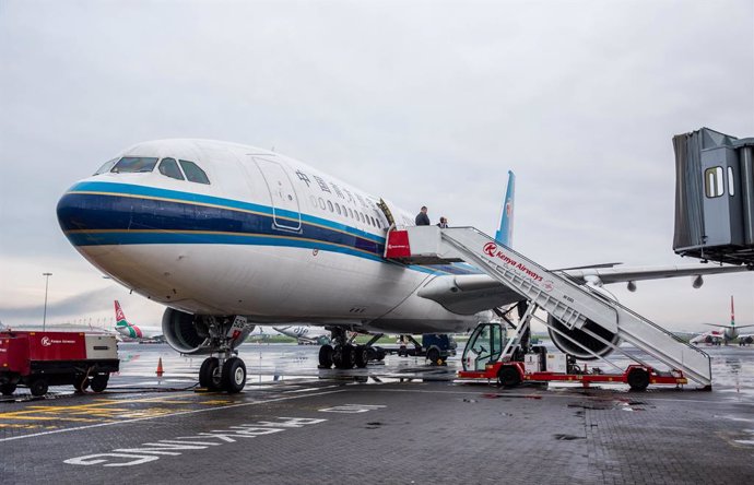 Archivo - NAIROBI, June 13, 2019  Flight CZ6043 of China Southern Airlines arrives at Jomo Kenyatta International Airport in Nairobi, Kenya, June 12, 2019. China Southern Airlines on Wednesday launched a direct flight between Nairobi and Changsha, the cap