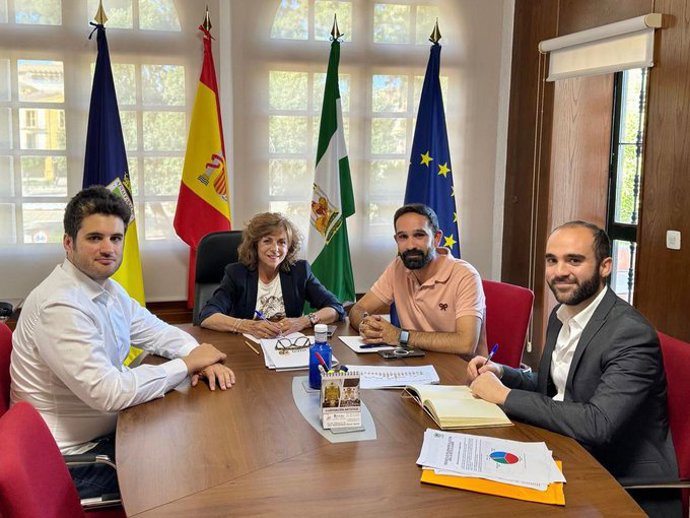 La alcaldesa de San Juan con Sevilla Quiere Metro