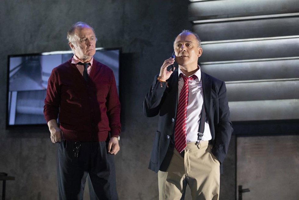 Archivo - Javier Gutiérrez y Luis Bermejo protagonizan este viernes en el Auditorio de León la obra de teatro 'El Traje' 