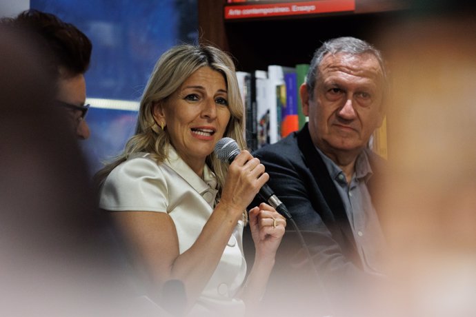 La vicepresidenta segunda y Ministra de Trabajo y Economía Social, Yolanda Díaz (c), durante la presentación del libro 'Los ricos no pagan IRPF', de Carlos Cruzado y José María Mollinedo, en la librería La Central del Museo Reina Sofía, a 24 de abril de 