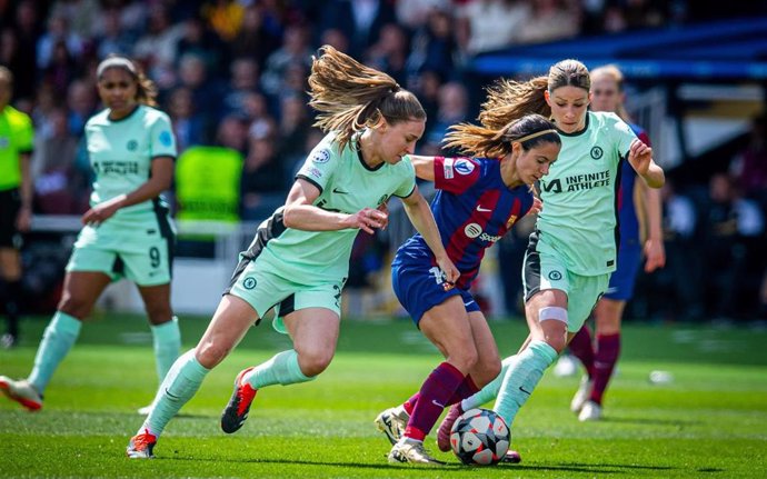 La jugadora blaugrana Aitana Bonmatí rodeada de rivales en el Barça Femení-Chelsea de la Liga de Campeones Femenina (UEFA Women's Champions League)