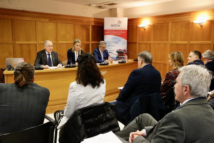 El consejero de Industria, Eduardo Arasti, durante la inauguración de las jornadas 'Digitalización de la cadena logística: del principio al final del viaje'