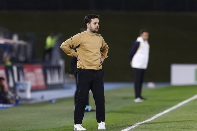 Archivo - Jonatan Giraldez, head coach of FC Barcelona, looks on during the Spanish Women League, Liga F, football match played between Real Madrid and FC Barcelona at Alfredo Di Stefano stadium on March 24, 2024, in Valdebebas, Madrid, Spain.