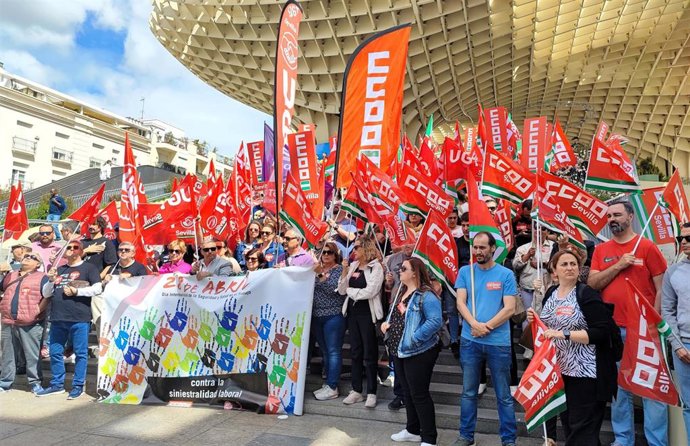 Imagen de la concentración de CCOO y UGT por la siniestralidad laboral