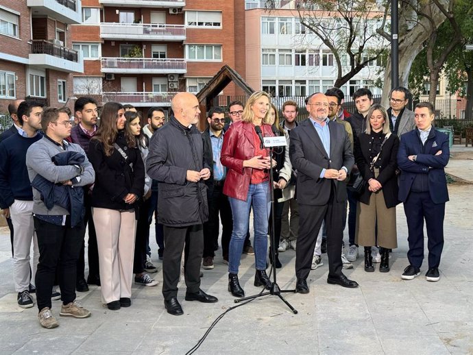 La vicesecretaria de Desarrollo Sostenible del PP, Paloma Martín, junto al candidato a las catalanas, Alejandro Fernández, y el líder del PP en el Ayuntamiento de Barcelona, Dani Sirera