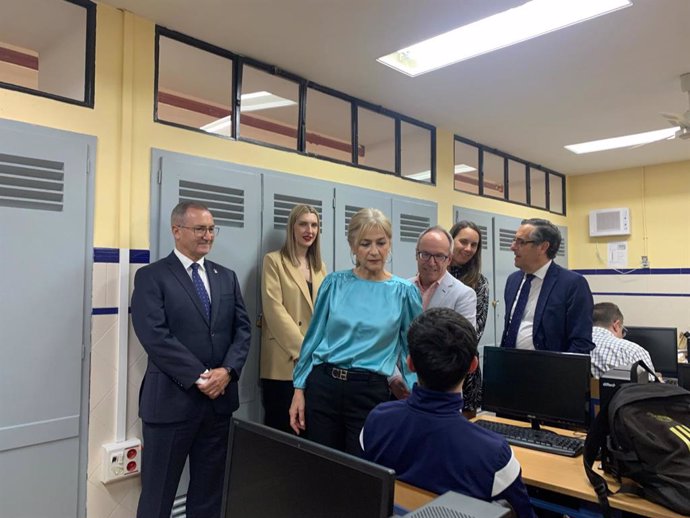 La consejera de Desarrollo Educativo y Formación Profesional, Patricia del Pozo, durante su visita al Instituto de Educación Secundaria Pedro Espinosa.