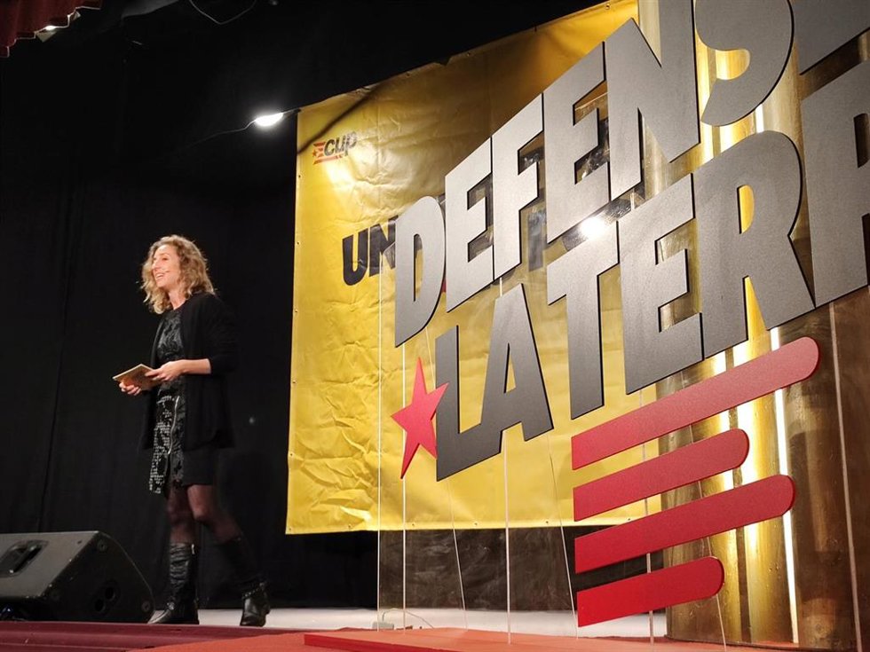 La candidata de la CUP a las elecciones catalanas, Laia Estrada, en un acto de campaña en Olot (Girona)