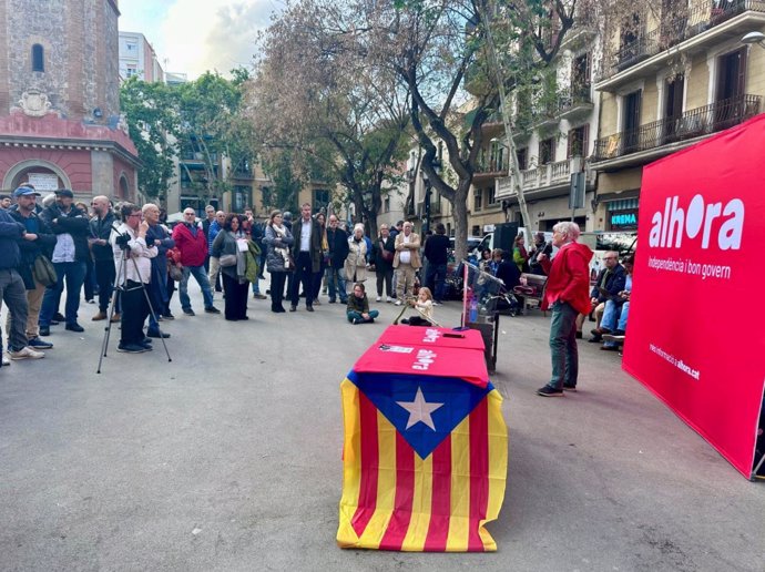 La candidata de Alhora a las elecciones catalanas, Clara Ponsatí, en un acto de su partido en el barrio de Gràcia (Barcelona)