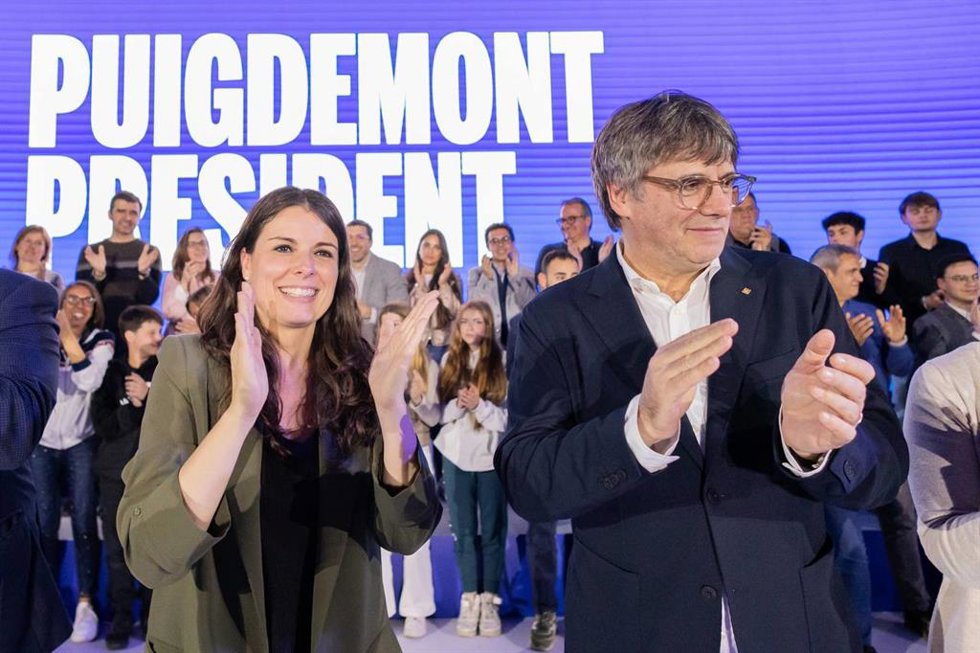 La cabeza de lista de Junts+ por Tarragona, Mnica Sales, y el candidato a la presidencia de la Generalitat, Carles Puigdemont.