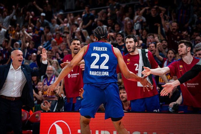 Jabari Parker celebra una canasta en el Bara-Olympiacos del segundo partido de los 'Playoffs' de la Euroliga 2023-24, en el Palau Blaugrana de Barcelona