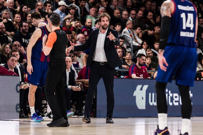 Archivo - Roger Grimau Head coach of Fc Barcelona gestures during the Turkish Airlines EuroLeague, match played between FC Barcelona and Alba Berlin at Palau Blaugrana on February 09, 2024 in Barcelona, Spain.
