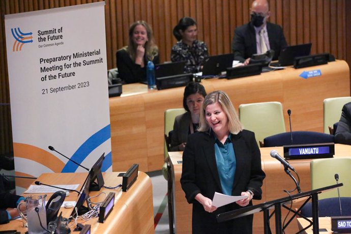 Archivo - September 21, 2023, New York, New York, USA: LIESJE SCHREINEMACHER Minister for Foreign Affairs of Netherlands speaks to staff during a preparatory ministerial meeting which took place during the UNGA gathering. Here, the meeting gave opportunit