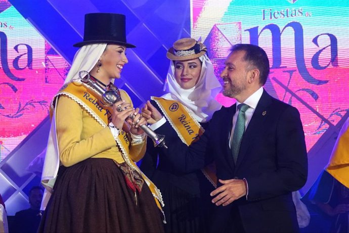 La joven Valery Álvarez Plasencia, ataviada con el traje típico 'Currutaca de La Laguna' y en representación del Aula de la Cultura del Carnaval de Santa Cruz, ha sido elegida Reina de las Fiestas de Mayo 2024.