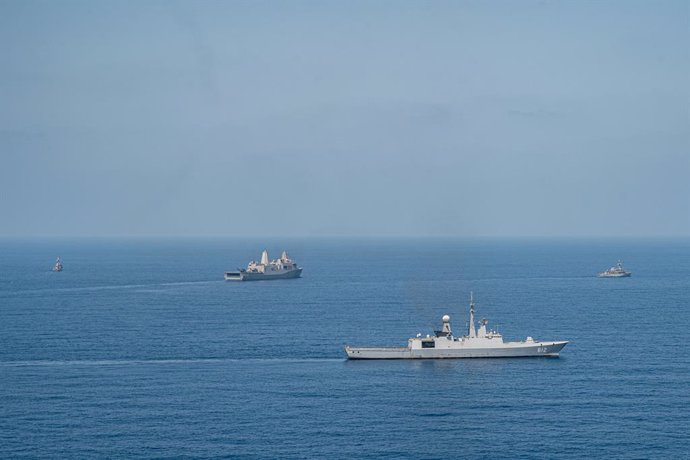 Archivo - October 25, 2021 - Red Sea - Saudi frigate Al Riyadh (812), front, breaks away from amphibious transport dock USS Portland (LPD 27), center, while conducting division tactics as part of exercise Indigo Defender 21, Oct. 25. Portland and the 11th