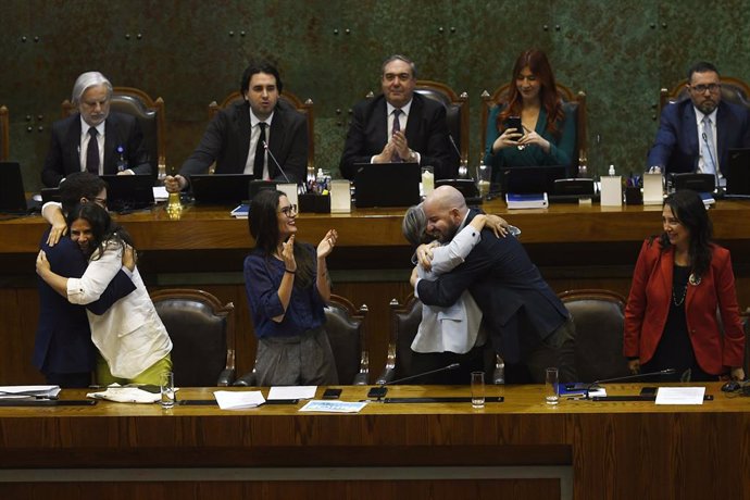 Archivo - 11 April 2023, Chile, Valparaíso: Chilean Labor Minister Jeannette Jara (3rd R) and Camila Vallejo celebrate the approval of the reduction of the workweek from 45 to 40 hours after the bill was approved in the Chamber of Deputies. Photo: Pablo O