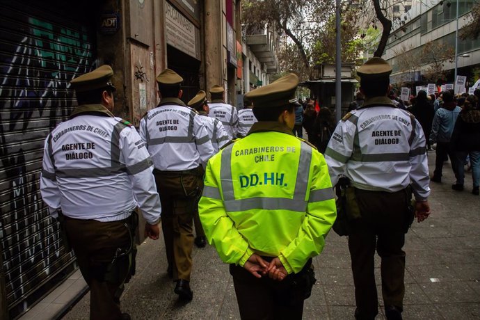Archivo - September 10, 2023, Santiago, Chile: Chilean police officers watch the march that takes place through the main streets of Santiago. Citizens participate, in the traditional pilgrimage to the general cemetery of Santiago, in the context of the co