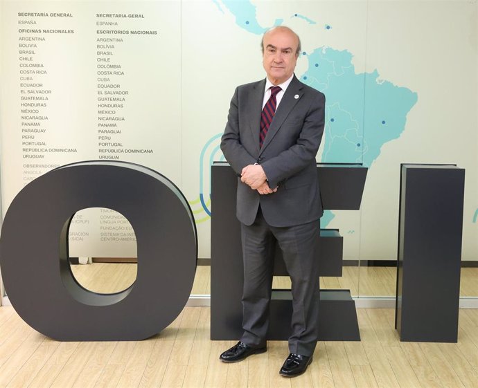El secretario general de la Organización de Estados Iberoamericanos (OEI), Mariano Jabonero, posa tras una entrevista para Europa Press