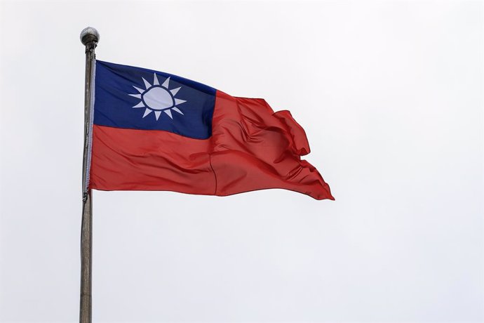 Archivo - January 8, 2024, Taipei, Taiwan: The Taiwanese flag floats on Liberty Square ahead of the general election in Taipei, Taiwan, January 8, 2024. The Taiwanese people will go to the polls on January 13 to elect a new president and legislators.