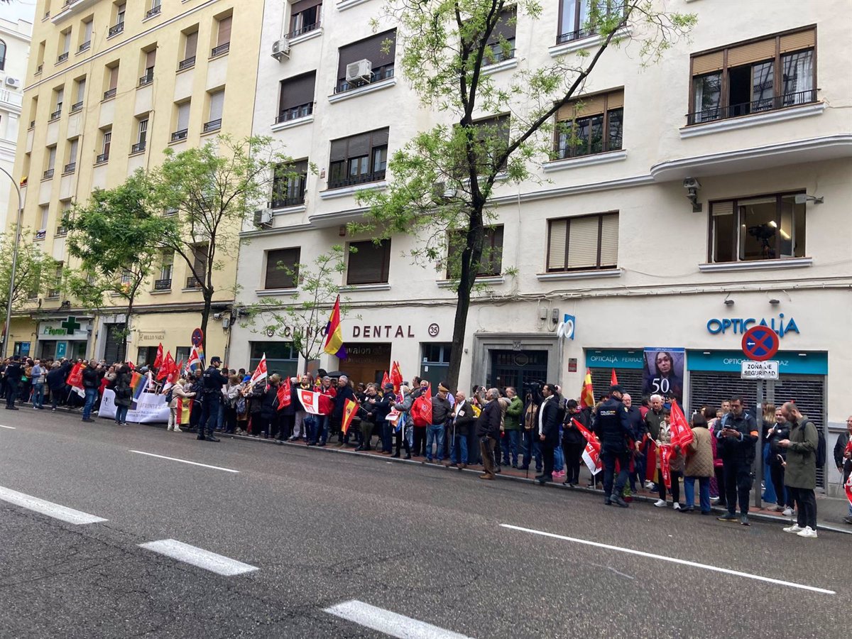 Militantes y simpatizantes del PSOE inundan Ferraz pese a la lluvia para trasladar su apoyo a Pedro Sánchez