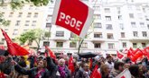 Foto: Miles de simpatizantes del PSOE abarrotan Ferraz para trasladar su apoyo a Sánchez: "No estás solo"