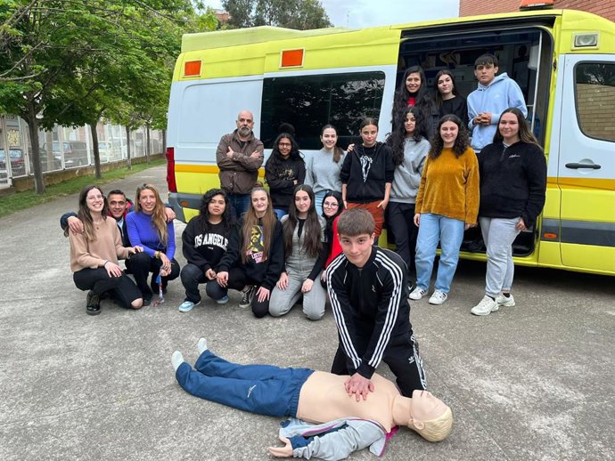 El alumno del Duques de Nájera, Adán Rodríguez, junto a sus compañeros de grado medio de Técnico de Emergencias Sanitarias y sus profesores,  Juan Carrero, Delia Pomar y Lucía Antón.