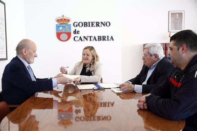 La consejera de Presidencia, Justicia, Seguridad y Simplificación Administrativa, Isabel Urrutia, firma un convenio de colaboración con los Bomberos Voluntarios de Santander