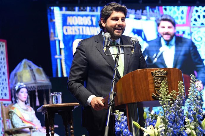 El jefe del Ejecutivo autonómico, Fernando López Miras, pronunció el pregón con motivo de las Fiestas en Honor a la Santísima Cruz, Moros y Cristianos de Abanilla